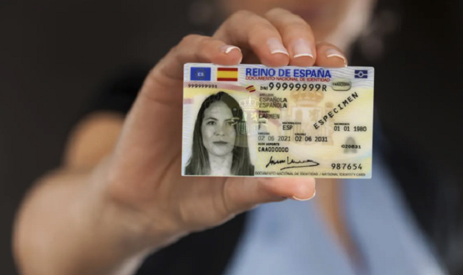 Conductora mostrando su permiso de conducir español
